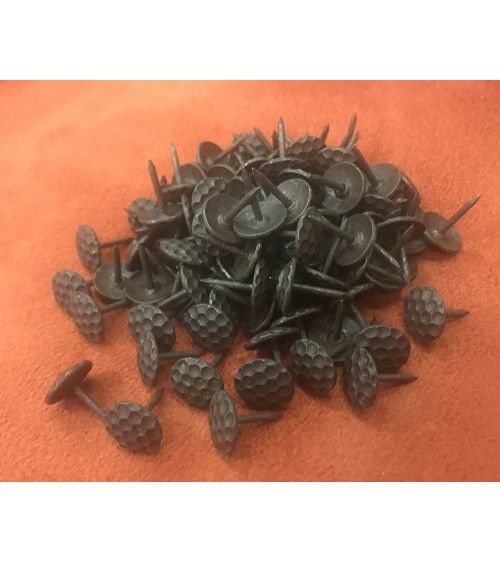 fabrication meubles, clous, pas cher, réfection fauteuil, clou décoratif avec une tête martelée, bricolage, DIY