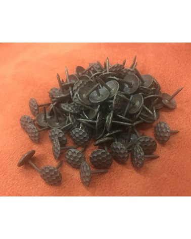 fabrication meubles, clous, pas cher, réfection fauteuil, clou décoratif avec une tête martelée, bricolage, DIY