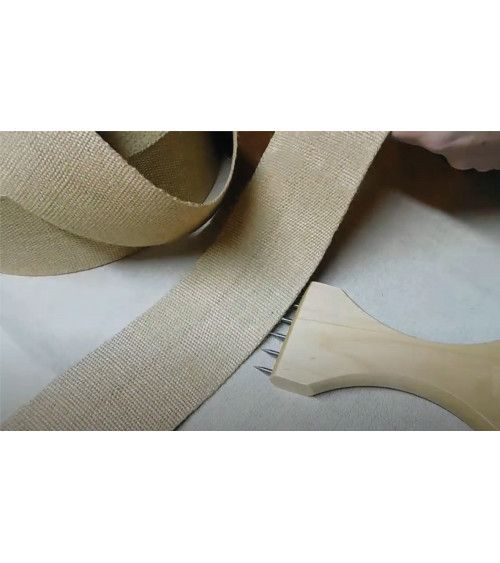 Cet outil permet de tendre les sangles jute ou élastique pour siège Cet outil permet de tendre les sangles jute ou élastique pour siège