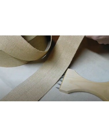 Cet outil permet de tendre les sangles jute ou élastique pour siège