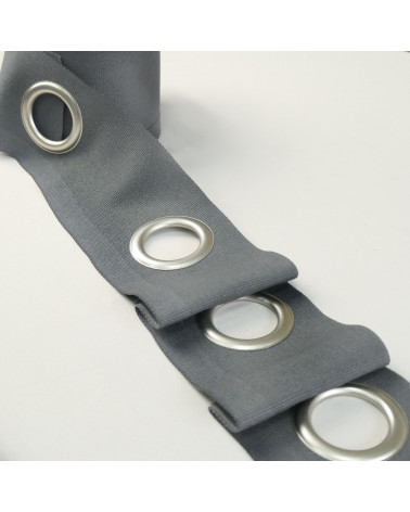 Une bande à œillets prêt à poser;
Il suffit de coudre la bande sur votre tissu