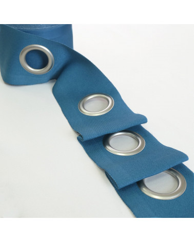 Une bande à œillets prêt à poser;
Il suffit de coudre la bande sur votre tissu