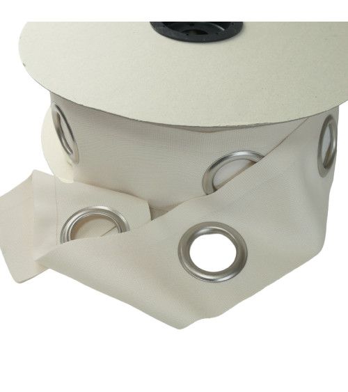 Une bande à œillets prêt à poser;
Il suffit de coudre la bande sur votre tissu