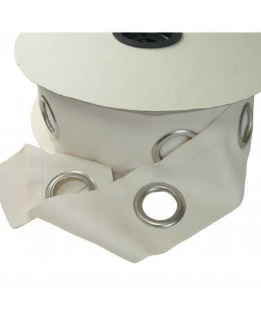 Une bande à œillets prêt à poser;
Il suffit de coudre la bande sur votre tissu