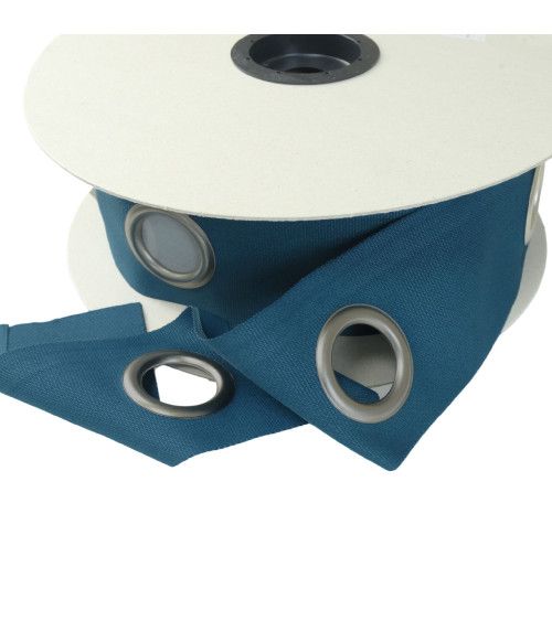 Une bande à œillets prêt à poser;
Il suffit de coudre la bande sur votre tissu