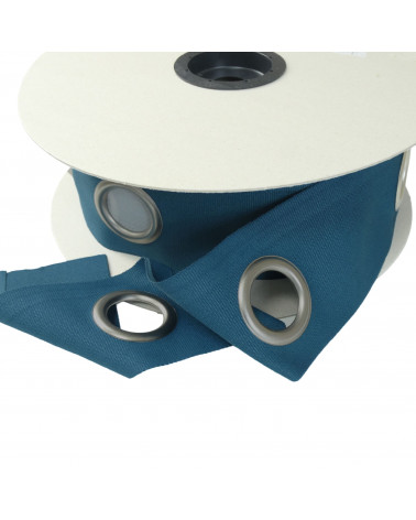 Une bande à œillets prêt à poser;
Il suffit de coudre la bande sur votre tissu