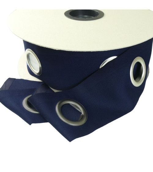 Une bande à œillets prêt à poser;
Il suffit de coudre la bande sur votre tissu