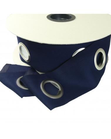 Une bande à œillets prêt à poser;
Il suffit de coudre la bande sur votre tissu