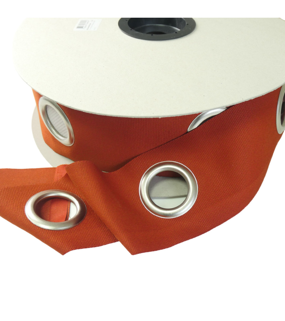 Une bande à œillets prêt à poser;
Il suffit de coudre la bande sur votre tissu