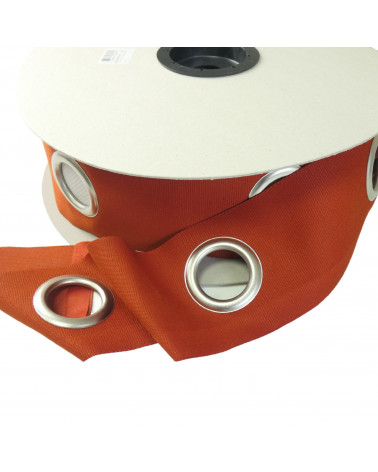 Une bande à œillets prêt à poser;
Il suffit de coudre la bande sur votre tissu