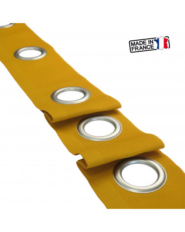 Une bande à œillets prêt à poser;
Il suffit de coudre la bande sur votre tissu