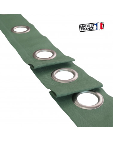 Une bande à œillets prêt à poser;
Il suffit de coudre la bande sur votre tissu