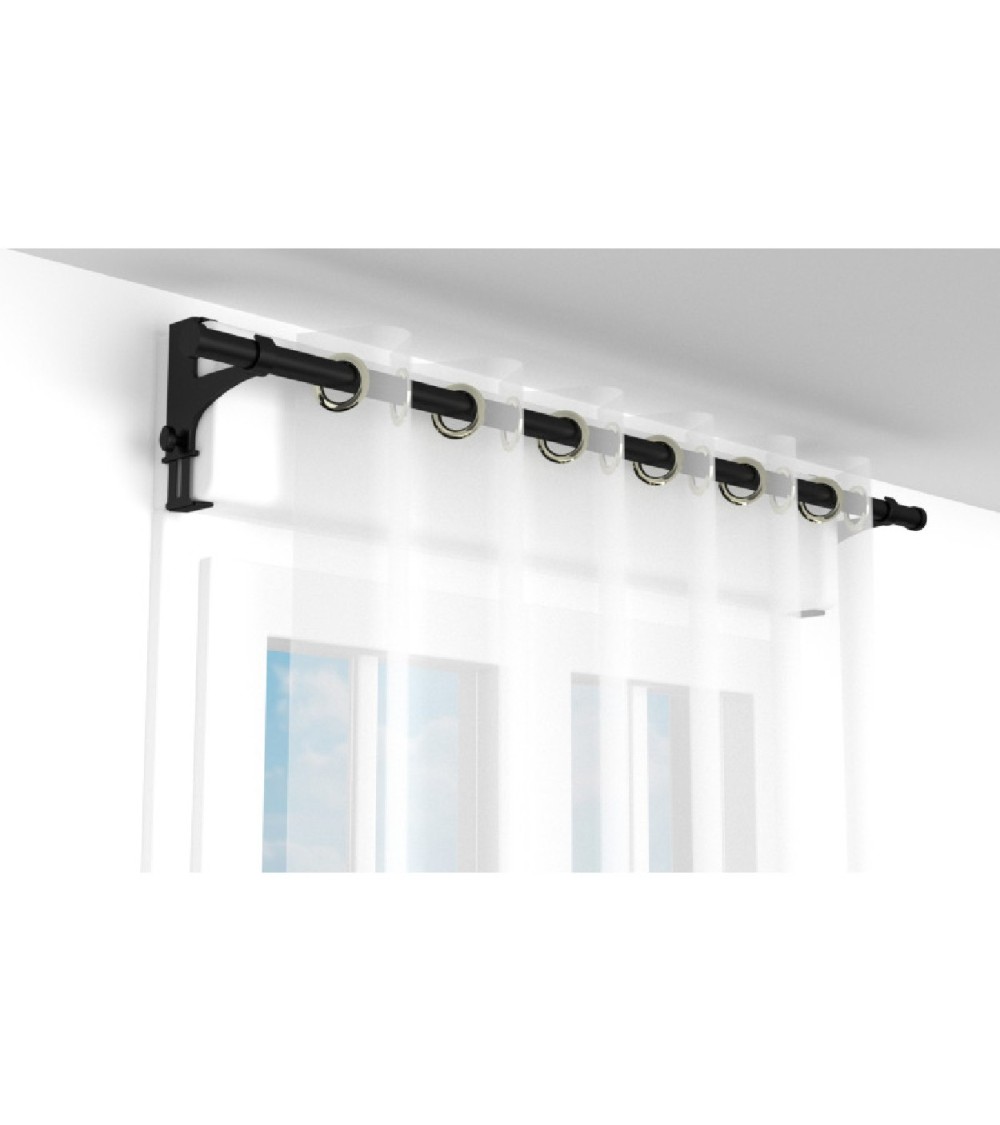 Supports noirs accrochés sur un coffre de volet roulant, avec un voilage
