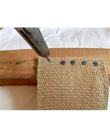 clouer les tissus sur les châssis en bois des meubles à tapissier