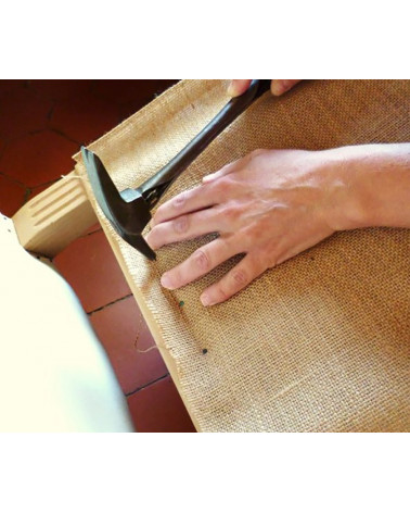 clouer les tissus sur les châssis en bois des meubles à tapissier