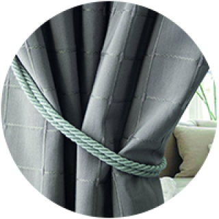 Embrasse Rideau Classique : Bois, Métal et Corde pour un Drapé Élégant