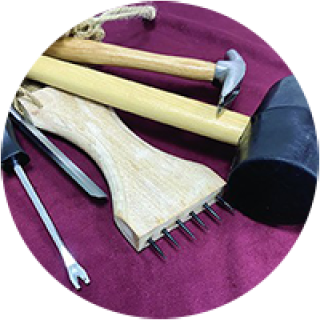 Outils du tapissier et colle